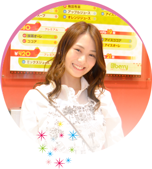 笑顔でドリンクの巡回販売を行っています